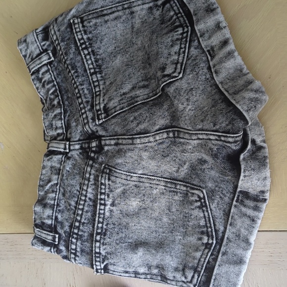 Shorts - Picture 2 of 4